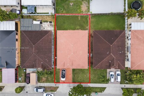 House in Miami, Florida 4 bedrooms, 154.87 sq.m. № 1807181 - photo 3