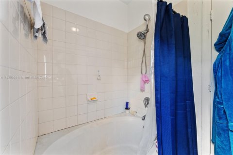 House in Miami, Florida 4 bedrooms, 154.87 sq.m. № 1807181 - photo 28
