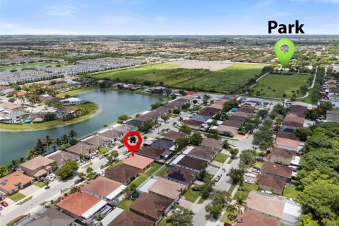 House in Miami, Florida 4 bedrooms, 154.87 sq.m. № 1807181 - photo 9