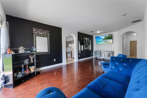 House in Miami, Florida 4 bedrooms, 154.87 sq.m. № 1807181 - photo 18