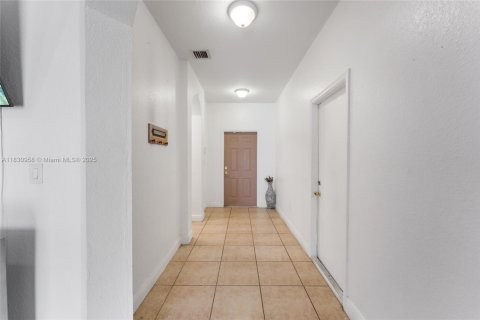 House in Miami, Florida 4 bedrooms, 154.87 sq.m. № 1807181 - photo 15