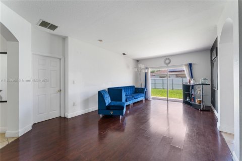 House in Miami, Florida 4 bedrooms, 154.87 sq.m. № 1807181 - photo 17