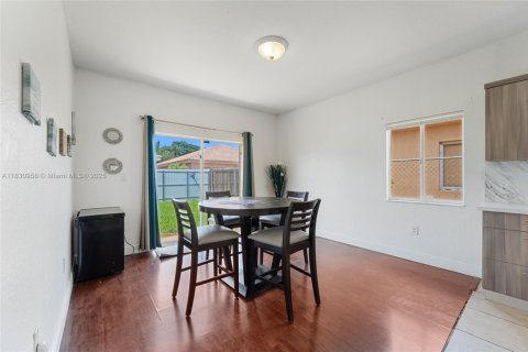House in Miami, Florida 4 bedrooms, 154.87 sq.m. № 1807181 - photo 21