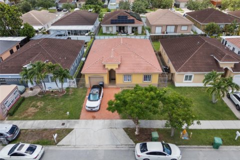 House in Miami, Florida 4 bedrooms, 154.87 sq.m. № 1807181 - photo 1