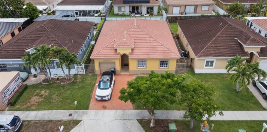 House in Miami, Florida 4 bedrooms, 154.87 sq.m. № 1807181