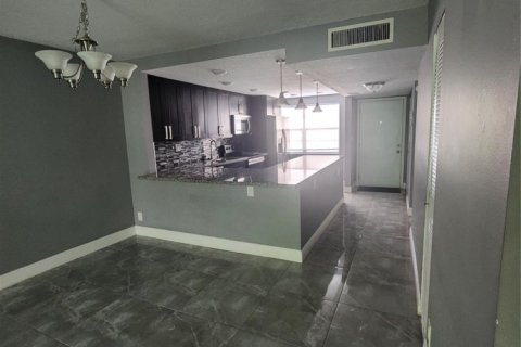 Condominio en alquiler en Tamarac, Florida, 2 dormitorios, 102.19 m2 № 1079613 - foto 1