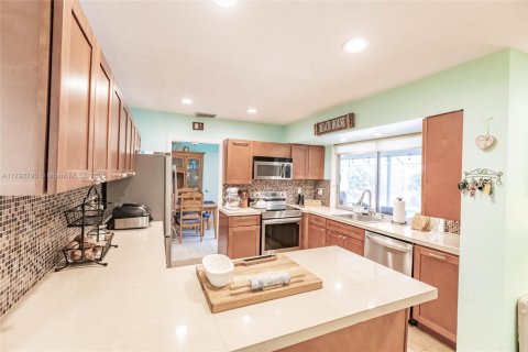 House in Plantation, Florida 3 bedrooms, 165.37 sq.m. № 1726187 - photo 6