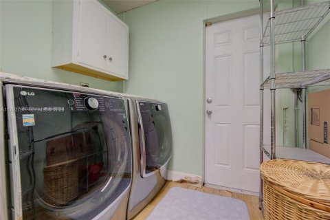 House in Plantation, Florida 3 bedrooms, 165.37 sq.m. № 1726187 - photo 25