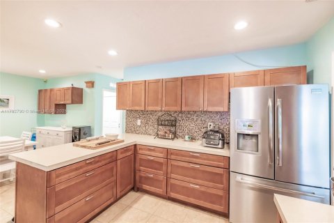 House in Plantation, Florida 3 bedrooms, 165.37 sq.m. № 1726187 - photo 4