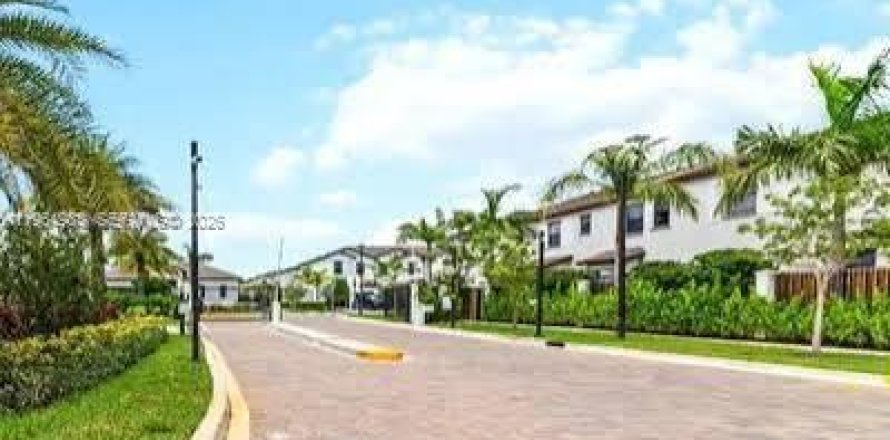 Townhouse in Pembroke Pines, Florida 3 bedrooms, 175.4 sq.m. № 2026346