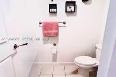 Townhouse in Pembroke Pines, Florida 3 bedrooms, 175.4 sq.m. № 2026346 - photo 14