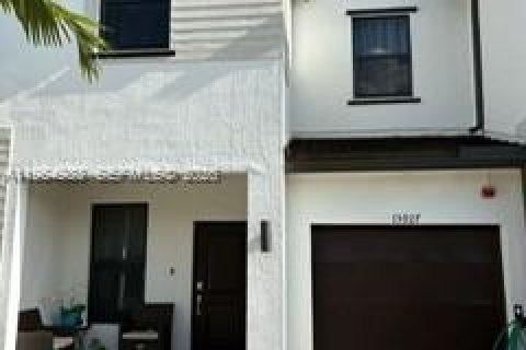 Townhouse in Pembroke Pines, Florida 3 bedrooms, 175.4 sq.m. № 2026346 - photo 6