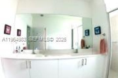 Townhouse in Pembroke Pines, Florida 3 bedrooms, 175.4 sq.m. № 2026346 - photo 30