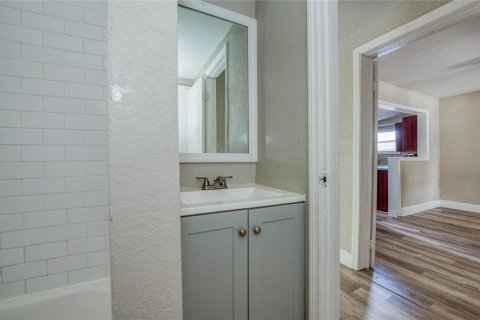 House in Tampa, Florida 4 bedrooms, 122.63 sq.m. № 2234448 - photo 17
