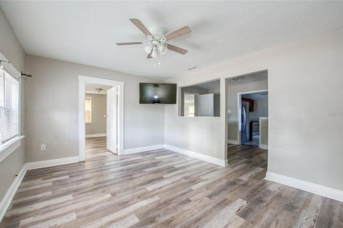 House in Tampa, Florida 4 bedrooms, 122.63 sq.m. № 2234448 - photo 4