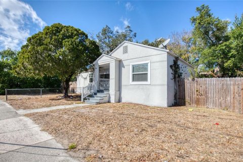 House in Tampa, Florida 4 bedrooms, 122.63 sq.m. № 2234448 - photo 2