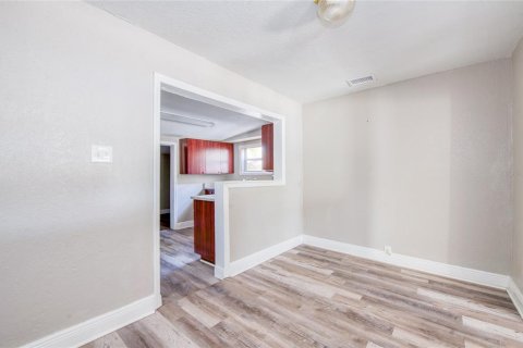 House in Tampa, Florida 4 bedrooms, 122.63 sq.m. № 2234448 - photo 8