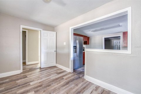 House in Tampa, Florida 4 bedrooms, 122.63 sq.m. № 2234448 - photo 6