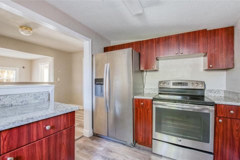 House in Tampa, Florida 4 bedrooms, 122.63 sq.m. № 2234448 - photo 10