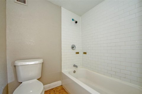 House in Tampa, Florida 4 bedrooms, 122.63 sq.m. № 2234448 - photo 18