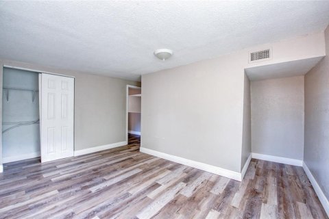House in Tampa, Florida 4 bedrooms, 122.63 sq.m. № 2234448 - photo 14