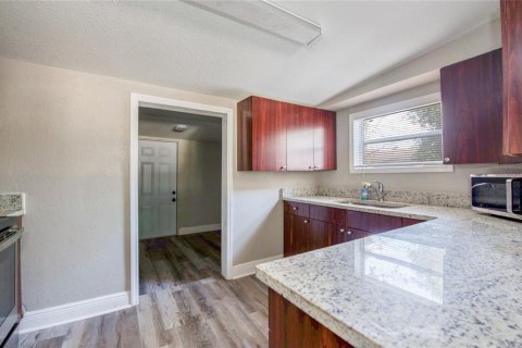House in Tampa, Florida 4 bedrooms, 122.63 sq.m. № 2234448 - photo 12
