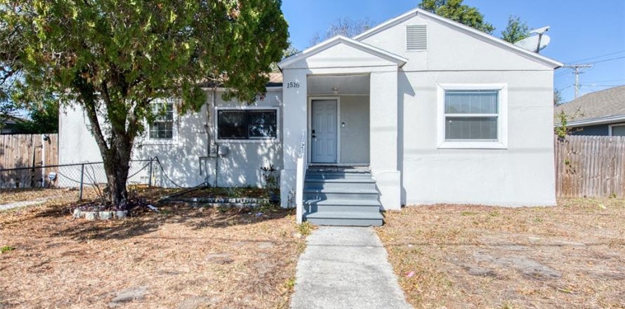 House in Tampa, Florida 4 bedrooms, 122.63 sq.m. № 2234448
