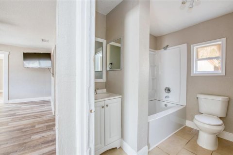House in Tampa, Florida 4 bedrooms, 122.63 sq.m. № 2234448 - photo 16