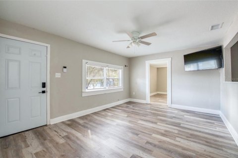 House in Tampa, Florida 4 bedrooms, 122.63 sq.m. № 2234448 - photo 3