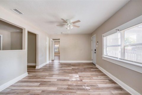 House in Tampa, Florida 4 bedrooms, 122.63 sq.m. № 2234448 - photo 5