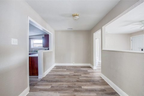 House in Tampa, Florida 4 bedrooms, 122.63 sq.m. № 2234448 - photo 7