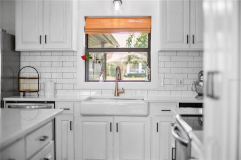House in Orlando, Florida 4 bedrooms, 166.2 sq.m. № 2232278 - photo 12