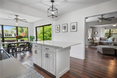 House in Orlando, Florida 4 bedrooms, 166.2 sq.m. № 2232278 - photo 14
