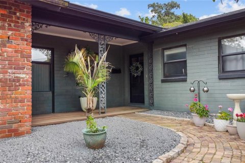 House in Orlando, Florida 4 bedrooms, 166.2 sq.m. № 2232278 - photo 7