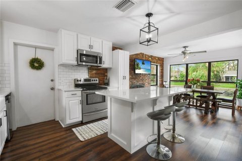 House in Orlando, Florida 4 bedrooms, 166.2 sq.m. № 2232278 - photo 10