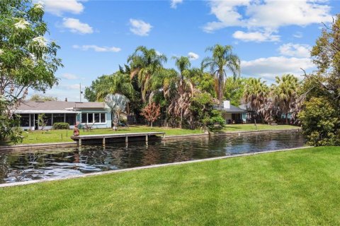 House in Orlando, Florida 4 bedrooms, 166.2 sq.m. № 2232278