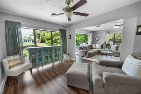 House in Orlando, Florida 4 bedrooms, 166.2 sq.m. № 2232278 - photo 22