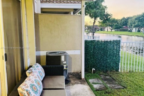 Снять в аренду таунхаус в Тамарак, Флорида 2 спальни, 107.3м2, № 1964048 - фото 13