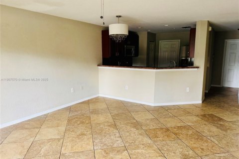 Снять в аренду таунхаус в Тамарак, Флорида 2 спальни, 107.3м2, № 1964048 - фото 4