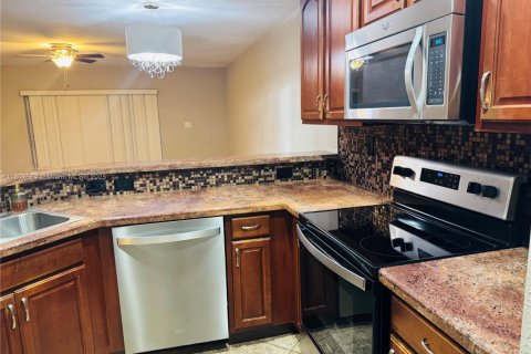 Снять в аренду таунхаус в Тамарак, Флорида 2 спальни, 107.3м2, № 1964048 - фото 3