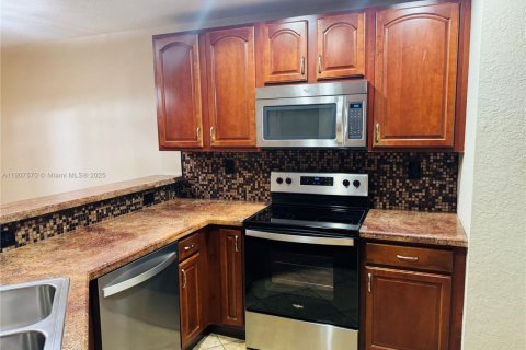 Снять в аренду таунхаус в Тамарак, Флорида 2 спальни, 107.3м2, № 1964048 - фото 2