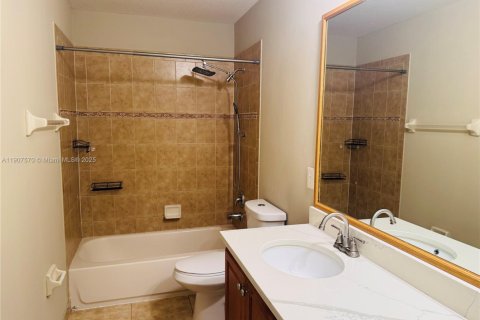 Снять в аренду таунхаус в Тамарак, Флорида 2 спальни, 107.3м2, № 1964048 - фото 10