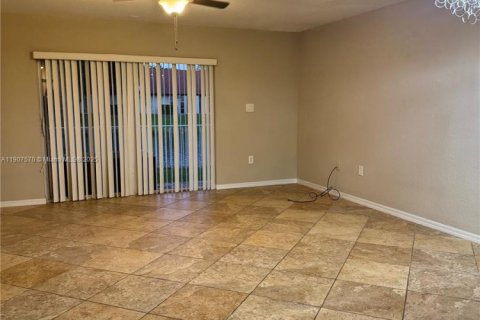 Снять в аренду таунхаус в Тамарак, Флорида 2 спальни, 107.3м2, № 1964048 - фото 6