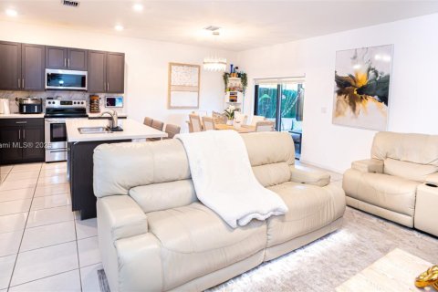 Снять в аренду таунхаус в Майами, Флорида 4 спальни, 168.71м2, № 1943536 - фото 6