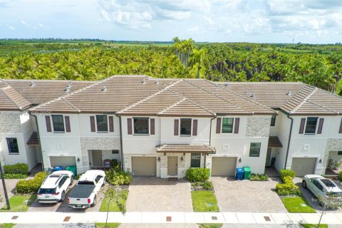 Снять в аренду таунхаус в Майами, Флорида 4 спальни, 168.71м2, № 1943536 - фото 1