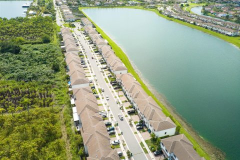 Снять в аренду таунхаус в Майами, Флорида 4 спальни, 168.71м2, № 1943536 - фото 17