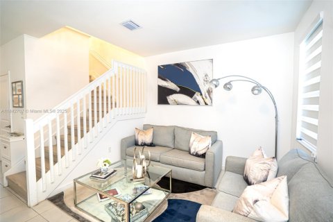 Снять в аренду таунхаус в Майами, Флорида 4 спальни, 168.71м2, № 1943536 - фото 3
