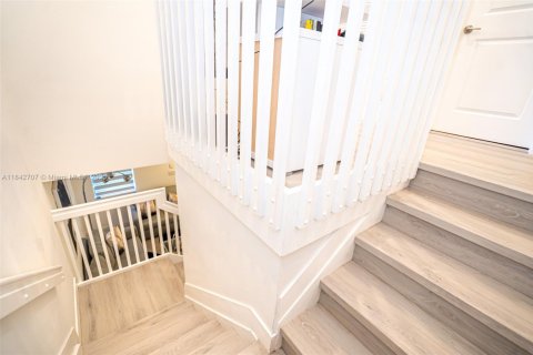 Снять в аренду таунхаус в Майами, Флорида 4 спальни, 168.71м2, № 1943536 - фото 12