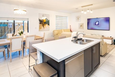 Снять в аренду таунхаус в Майами, Флорида 4 спальни, 168.71м2, № 1943536 - фото 8