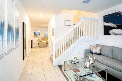 Снять в аренду таунхаус в Майами, Флорида 4 спальни, 168.71м2, № 1943536 - фото 2